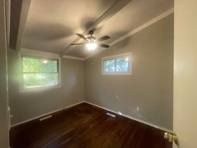 Building Photo - Cute 3 Bedroom Home