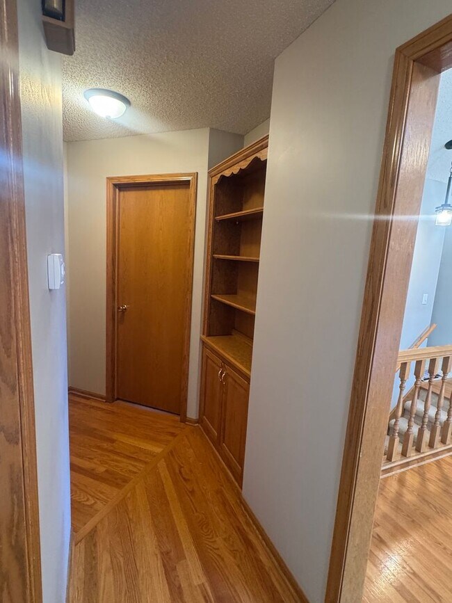 Building Photo - Exceptional 3+! Bedroom Inside & Out on a Private Cul-de-Sac Lot