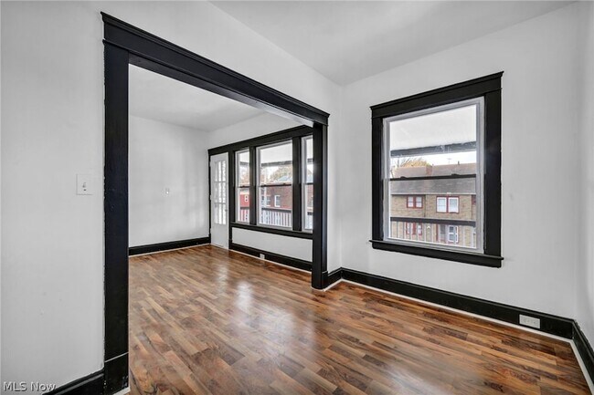 Building Photo - 12001 Oakview Ave