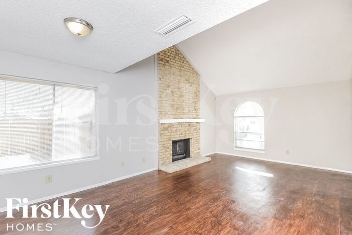 Building Photo - 2113 Deerfield Dr