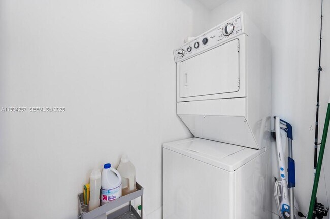 Building Photo - 15811 Collins Ave