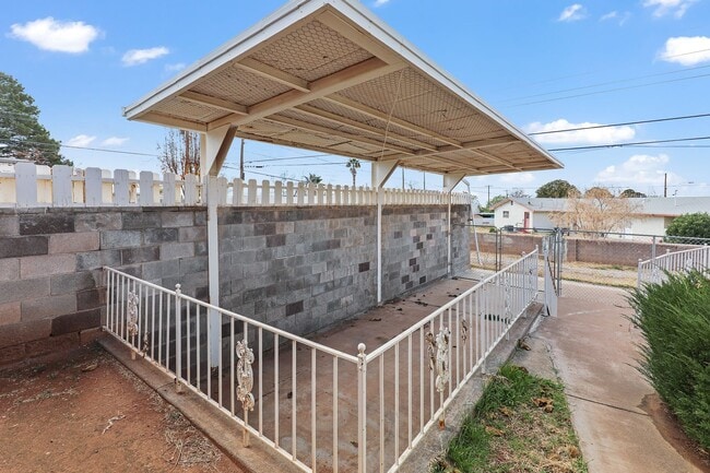 Building Photo - 3 Bedroom 2 Bath Conveniently Located House!