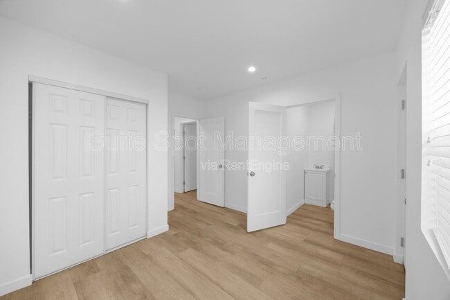 Building Photo - 308 N Catalina Ave