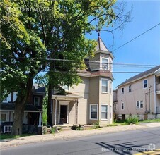 Building Photo - 3 Bedroom / 1 Bathroom in Bangor!