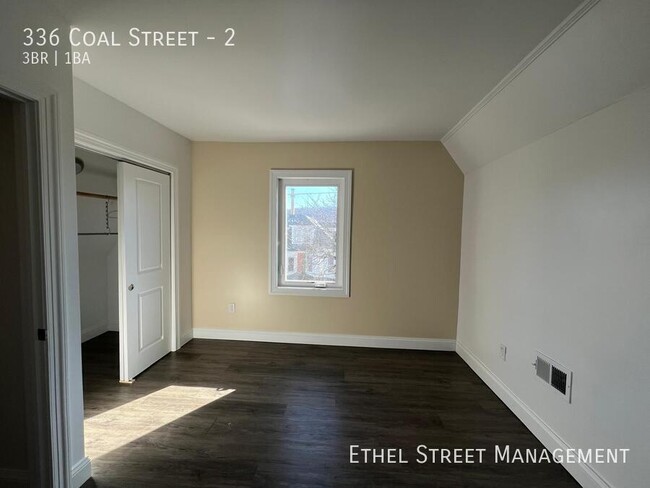 Building Photo - Spacious Newly Renovated 3 Bedroom Apartment