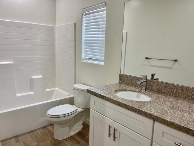 Building Photo - Brand new apt home in NE near city in the hills