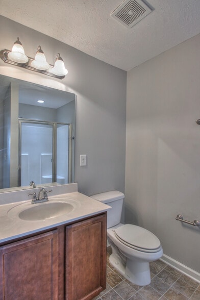 Full Bath 1 - 1514 Sprucedale Dr