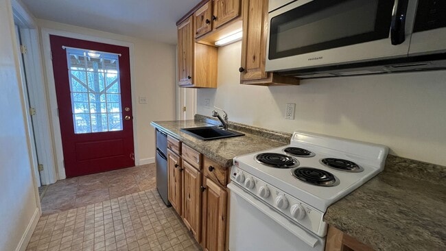 Building Photo - All Utilities Included! 1 Bedroom In-Acces...