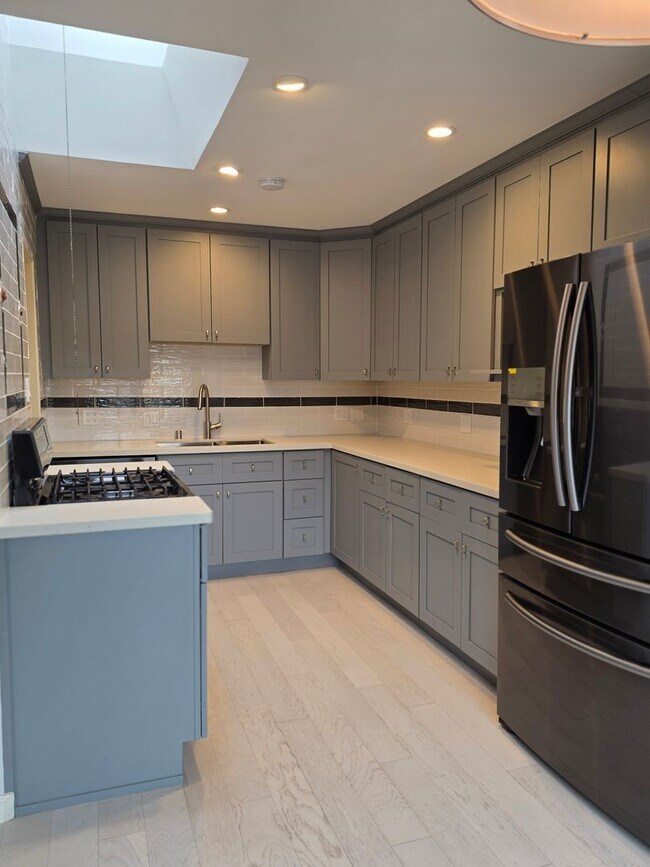 Building Photo - Remodeled Home 2 Blocks from Ocean Beach