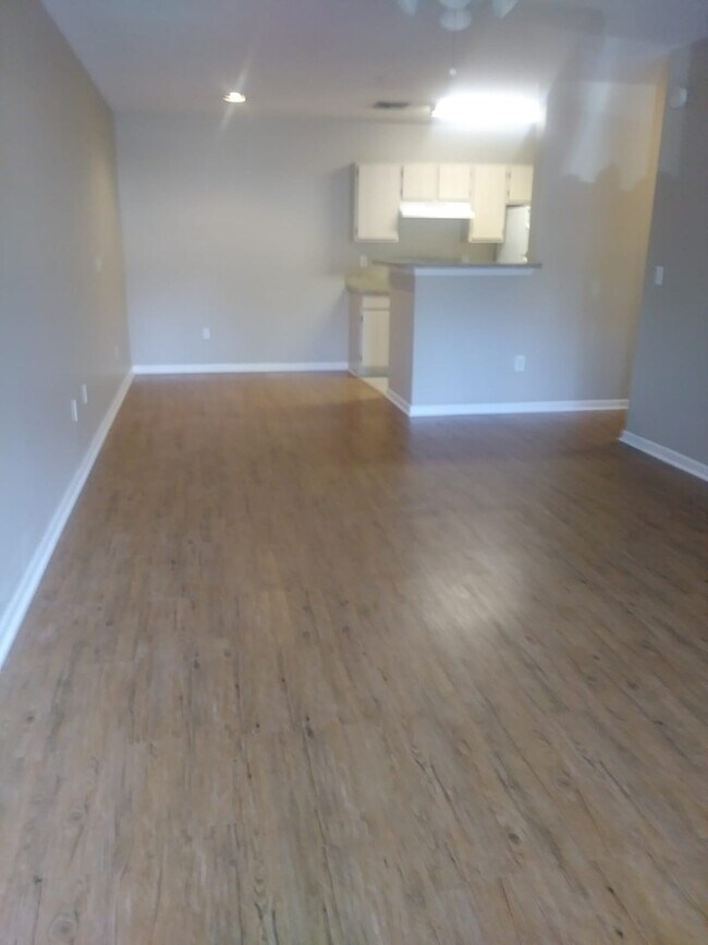 Building Photo - 1 bed, 1 bath condo at Sunset Lake, a wate...