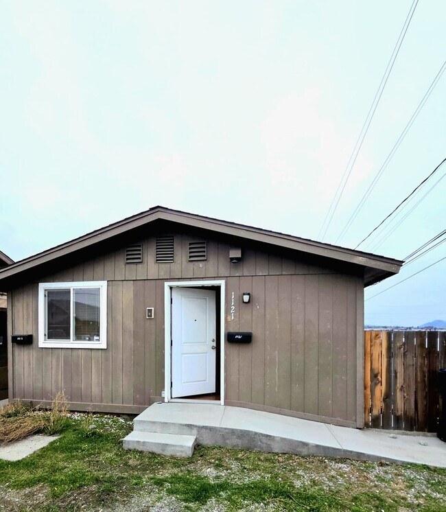 Building Photo - 1121 Monitor Ave