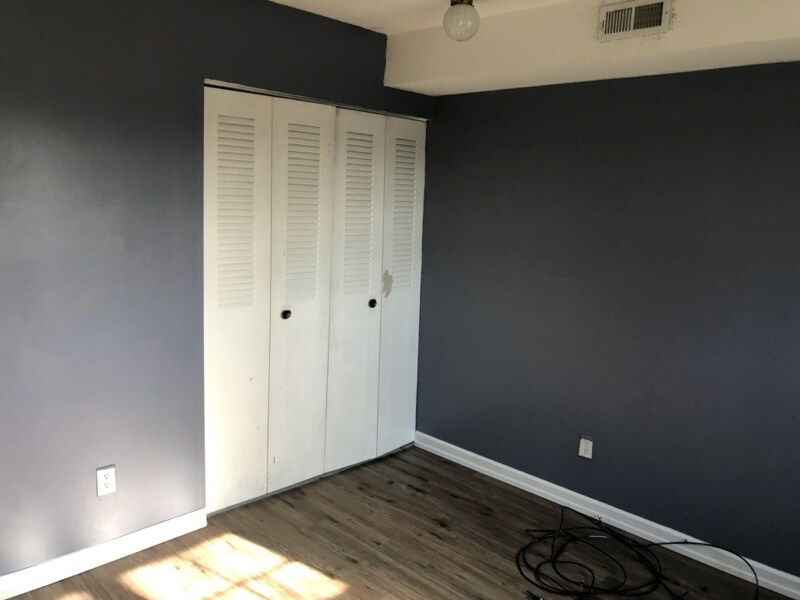 Building Photo - 1120 E 6th St