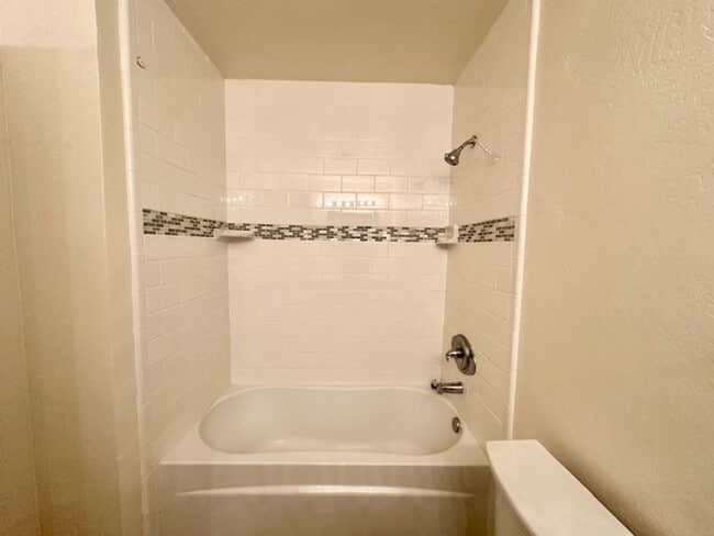 Building Photo - Beautiful Move-In Ready Two Bedroom Two Ba...