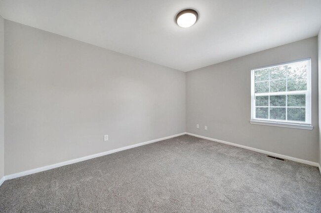 Building Photo - Lovely 3 Bed 2.5 Bath End Unit Townhome!