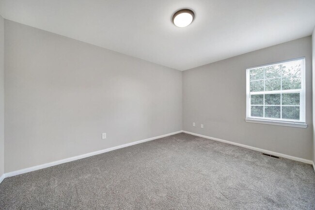 Building Photo - Lovely 3 Bed 2.5 Bath Home!