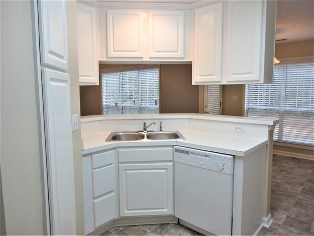 Building Photo - 5035 Wesleyan Dr