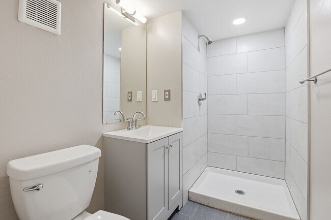 Building Photo - 5 bedroom, 3 bath home in desirable Arvada neighborhood.