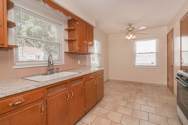 Building Photo - 3 bedroom Spacious Cape Cod!