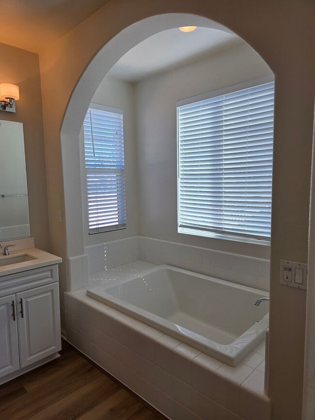 Building Photo - Gorgeous 3 Bedroom Townhome in Paseo del Sol with new flooring and paint!