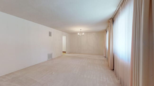 Building Photo - UPTOWN 3/BD 2/BA 1/CP WORKSHOP