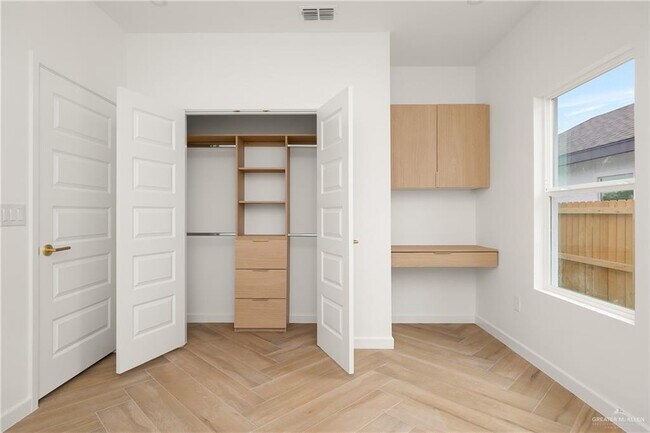 Building Photo - 17 N Revolution St