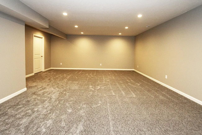 Building Photo - 5 Bedroom and 3 Bathroom House available J...