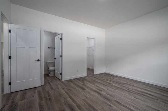 Building Photo - Your New Home Awaits in Hickory!