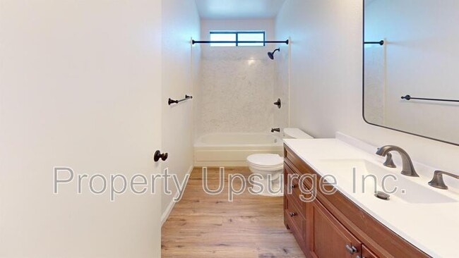Building Photo - 905 Lakeside Dr