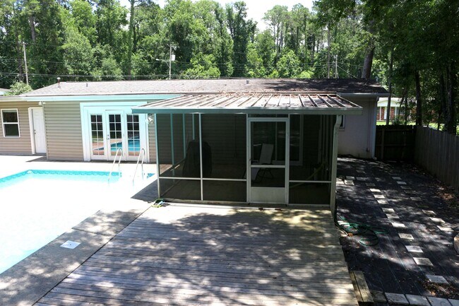 Building Photo - 410 Inglewood Dr