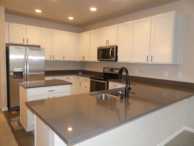 Building Photo - 3 Bedrooms! Close to the Mountains! 2 Car ...