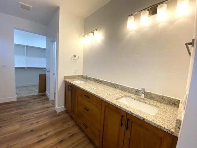 Building Photo - 438 N Stone Mountain Dr