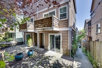 Building Photo - Stylish 3 bedroom townhome in Madison Valley!