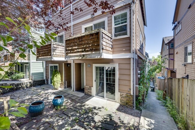 Primary Photo - Stylish 3 bedroom townhome in Madison Valley!