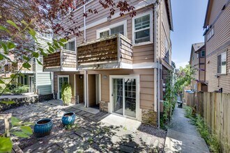 Building Photo - Stylish 3 bedroom townhome in Madison Valley!
