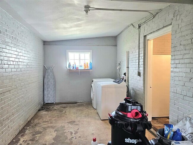 Building Photo - 4514 W Bayshore Dr