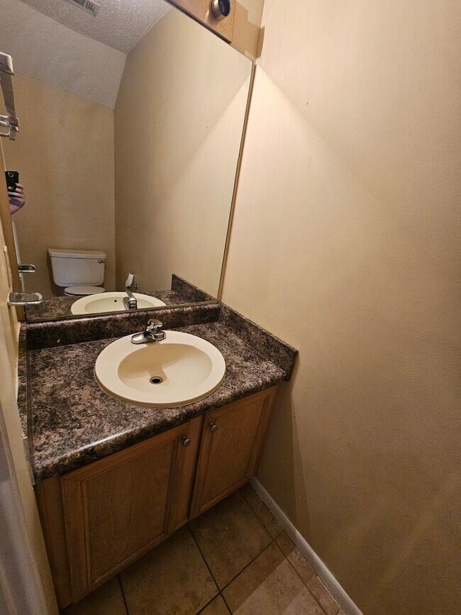 Building Photo - Charming 2-Bed, 2.5-Bath Townhome in the Highly Sought-After Landings at Lake Caroline! *1/2 OFF ...