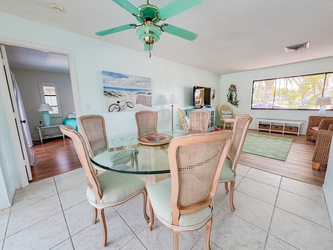 Building Photo - Gorgeous pool and spa home in central Sarasota