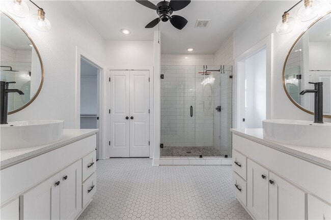 Building Photo - 6513 W Pleasant Way