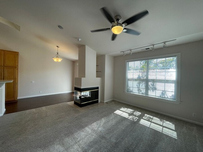 Building Photo - Exceptionally Spacious and Modernized 2x2 Townhouse w/Garage and Washer/Dryer Hookups!