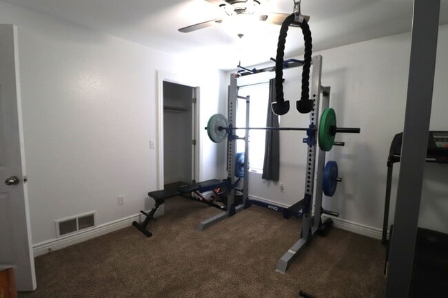 Building Photo - Spacious home for rent!