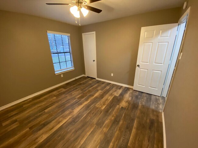 Building Photo - 3 Bedroom Home is Ennis!