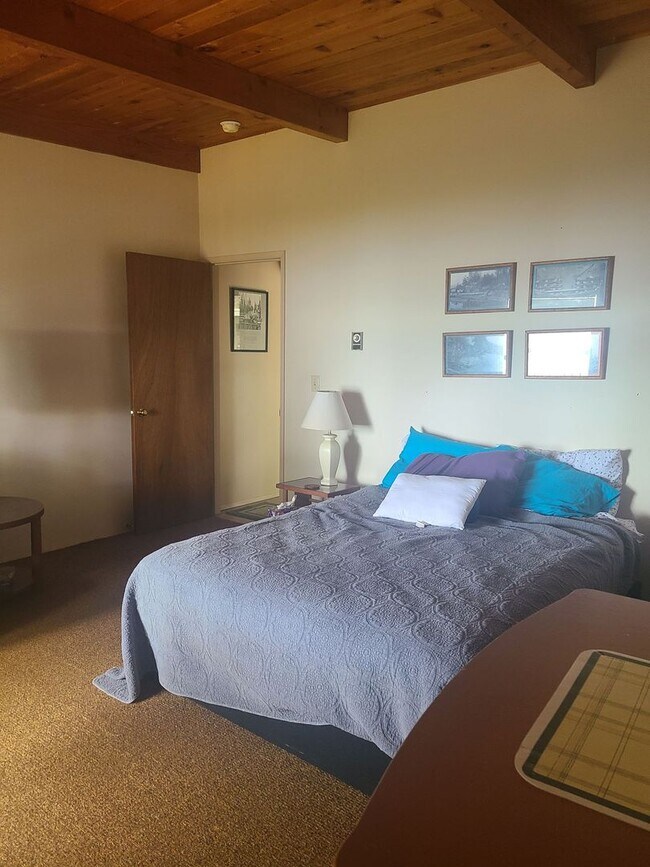 Building Photo - Charming Waterfront Cabin on San Juan Drive 5 month lease through winter.