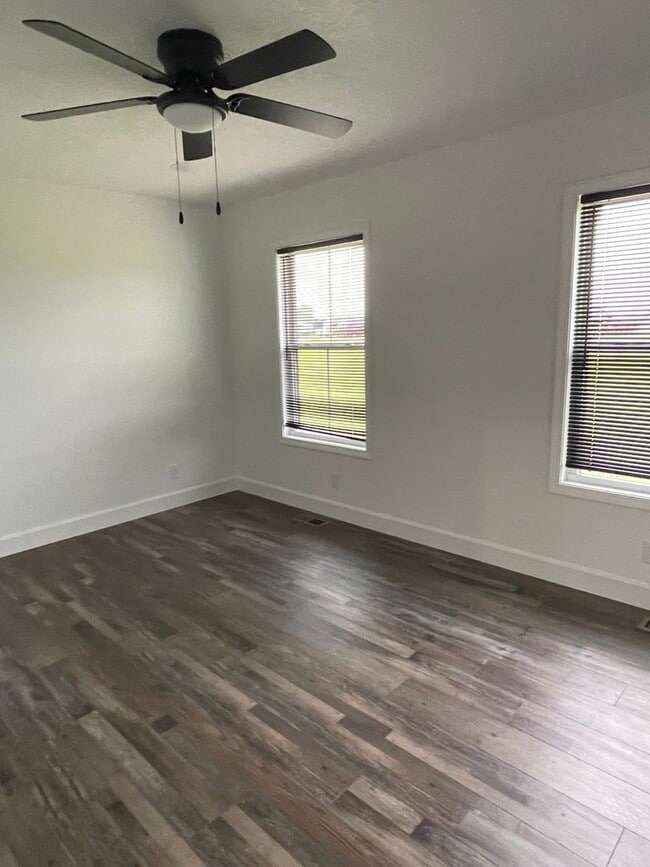 Building Photo - BEAUTIFUL 3 BEDROOM 2.5 BATHROOM TOWNHOUSE...