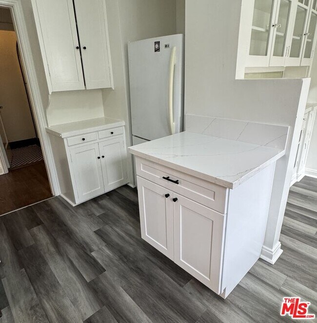 Building Photo - 326 1/2 N Sycamore Ave