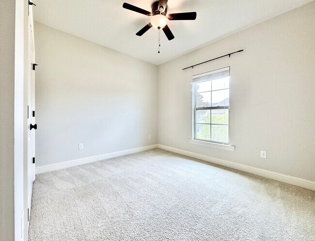 Building Photo - 3 Bedroom House Near LSU in Lake Villas