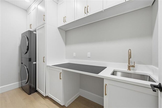 Building Photo - 5133 Fifth Ave