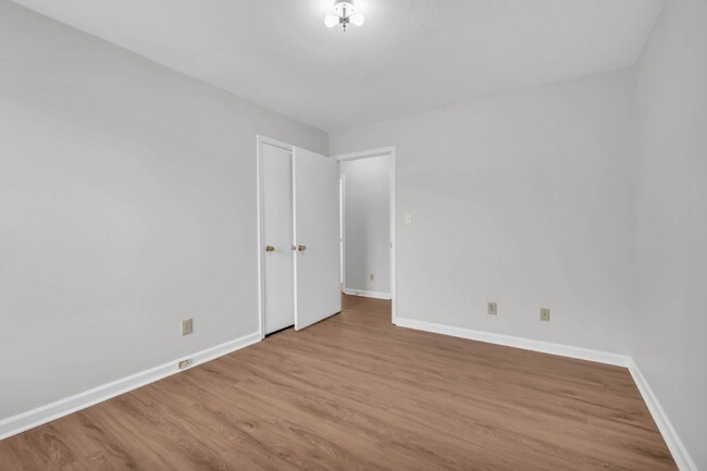 Building Photo - This charming rental in a convenient Clarksville location!