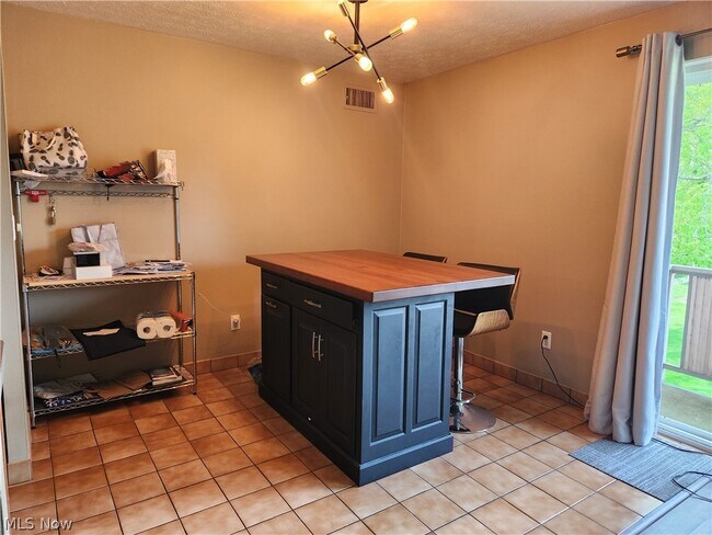 Building Photo - 22071 River Oaks Dr