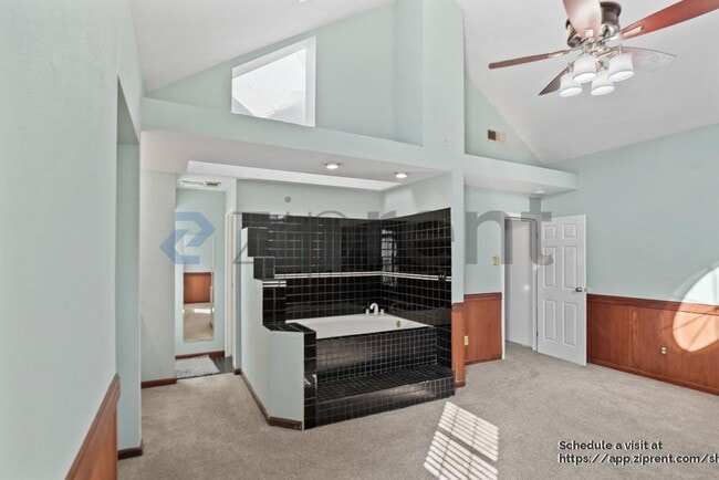 Building Photo - 920 Belmont Way