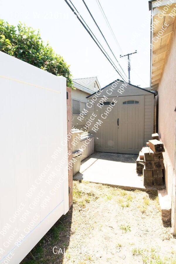 Building Photo - 1012 W 210th St